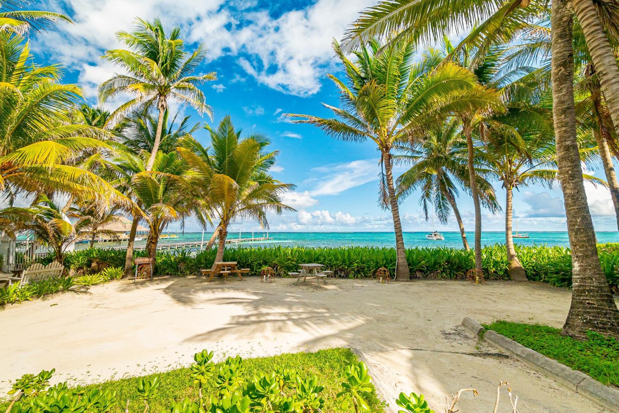 Tradewinds Paradise Villas Сан Педро Екстериор снимка